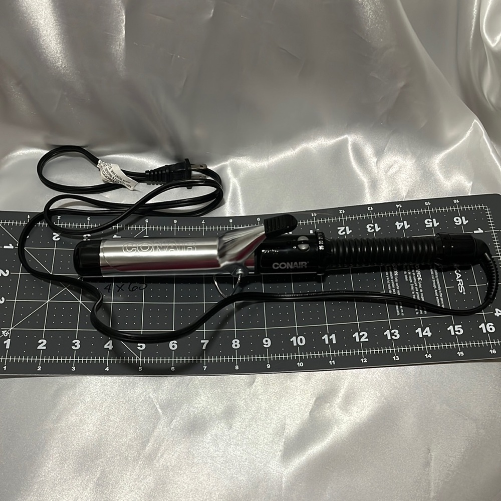 CONAIR Instant Heat Curling Iron . Used few times. Very good condition.